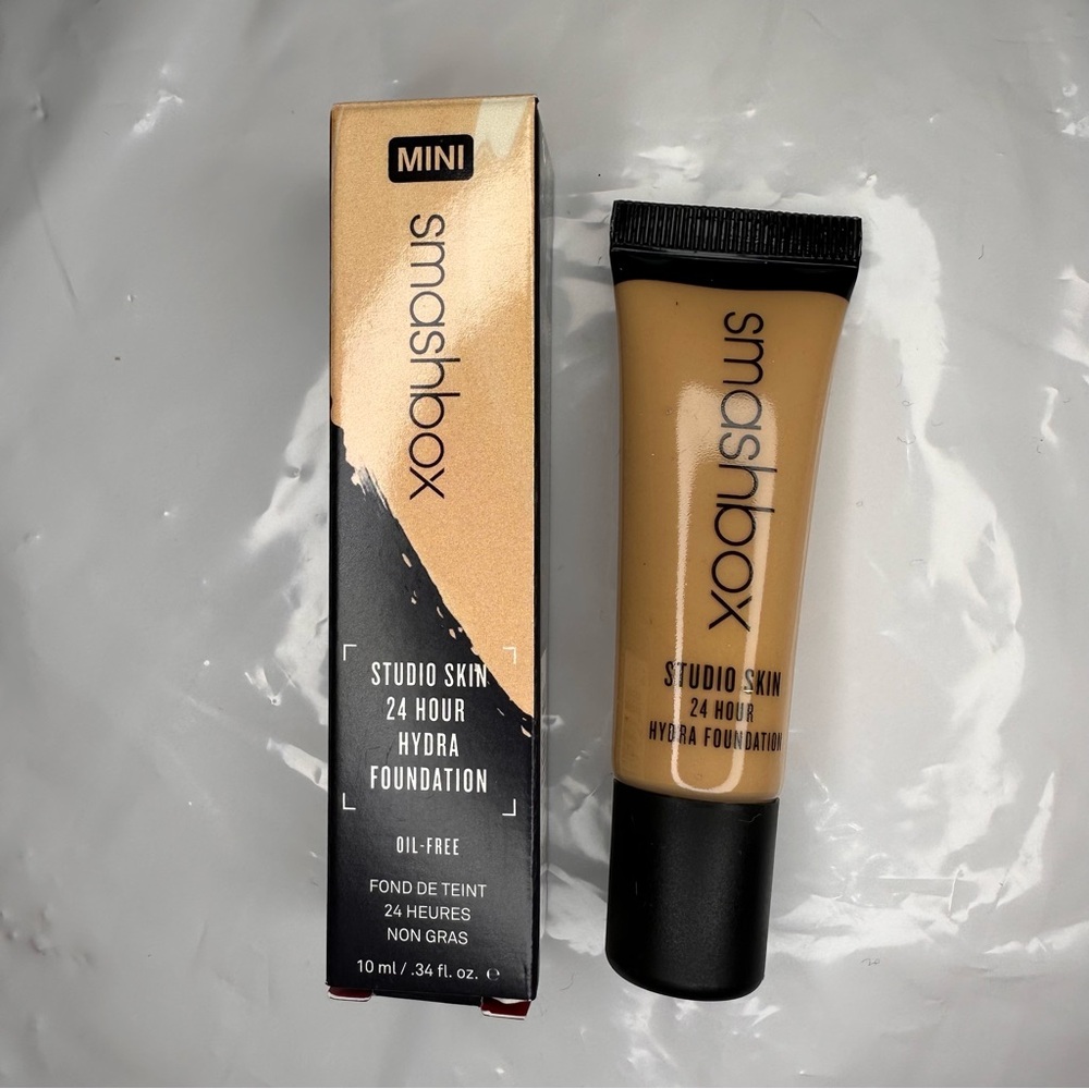 Smashbox Studio Skin 24 Hour Hydra oil-free Foundation - shade 2.2